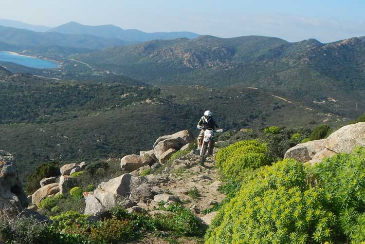 Passaggio Enduro con vista sul mare in Sardegna